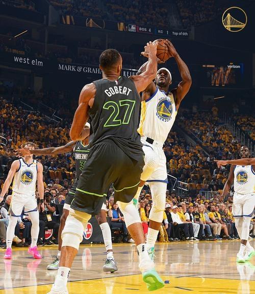 勇士再负爵士，库里空砍分被戈贝尔斩杀(勇士库里三分视频)